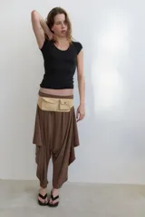 Camiseta de algodón con cuello redondo amplio y mangas cortas, de corte regular y largo estándar.