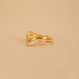 Anillo de oro 9k con diseño en forma de V, compuesto por dos bandas unidas, una de ellas con engaste de circonias brillantes.