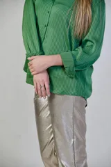 Camisa negra de satén con cuello clásico, mangas 3/4 y cierre frontal con botones.