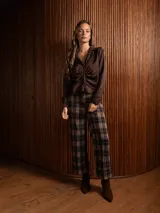 Camisa de seda color marrón chocolate, con cuello clásico, mangas largas y detalle de fruncido central con botones frontales.