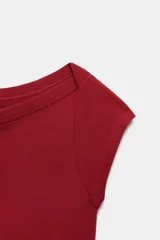 Camiseta ajustada de cuello barco y manga corta, con diseño de rayas horizontales en blanco y negro.