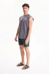 Musculosa gris de algodón con estampa frontal pequeña y texto alusivo a Dallas, Texas.
