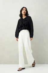 Pantalón blanco a rayas verticales, de corte wide leg y tiro alto.