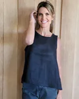 Musculosa negra con escote redondo y corte recto, sin mangas.