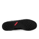 Championes de fútbol New Balance 442 V2 Team TF, color negro con detalles en blanco y rosa. Presentan un empeine de cuero con costuras reforzadas, puntera de gamuza y suela de goma con relieve diseñada para césped artificial o asfalto.
