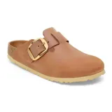 Zueco Birkenstock modelo Boston con hebilla grande dorada, confeccionado en cuero color cognac con plantilla de corcho y suela de goma.