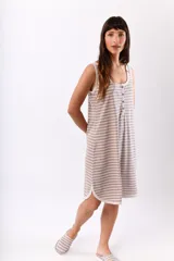 Camisón sin mangas color champagne de algodón con cartera de botones.