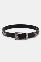 Cinturón de cuero negro con hebilla y pasador metálicos plateados de diseño estilo western con grabados ornamentales.