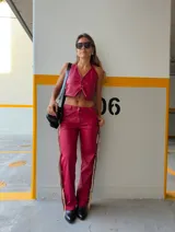 Pantalón rojo de cuero sintético con flecos largos en los laterales.