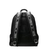 Mochila urbana Tiffosi color negro, confeccionada en material sintético resistente. Presenta un compartimento principal con cierre, un bolsillo frontal grande con solapa y dos bolsillos inferiores adicionales también con solapa. Incluye un asa superior y logo metálico plateado en la parte frontal.