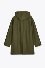 Cazadora impermeable de acabado engomado en color amarillo, con capucha ajustable, cierre frontal con botones a presión, bolsillos laterales y mangas largas ajustables.