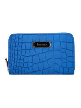 Monedero Terrano azul con textura símil cocodrilo, cierre con cremallera y placa metálica con el logo de la marca.