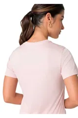Remera deportiva Fila modelo Basic Sports III, color blanco, con cuello redondo, mangas cortas y logo de la marca estampado en el pecho.