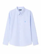 Camisa de manga larga con estampado de rayas verticales finas en color celeste y blanco, cuello abotonado y bolsillo frontal con logo bordado.