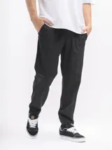 Pantalón casual negro de corte recto, con cintura elastizada y regulable, y bolsillos laterales.