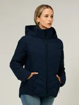 Campera acolchada de corte entallado en color azul marino, con cuello alto, capucha ajustable con cordones y cierre frontal de cremallera. Presenta bolsillos laterales con cierre y diseño de costuras en forma de V.