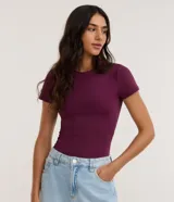 Body de poliamida color topo, con cuello redondo, mangas cortas y cierre en la entrepierna. Diseño ajustado al cuerpo.