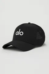 Gorra tipo trucker color negro con paneles traseros perforados para mayor ventilación. Presenta el logo de la marca bordado en blanco en el panel frontal y visera curva.