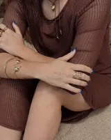 Anillo ancho de diseño orgánico y calado, con apariencia de red o magma solidificado.