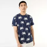 Remera azul marino de manga corta con estampado integral de palmeras blancas.