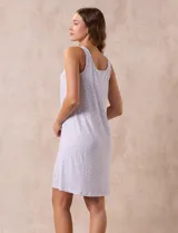 Camisón corto de tejido suave con estampado floral, escote redondo con botones y detalle plisado en la parte delantera.