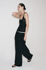 Top de punto fino con escote redondo y diseño sin mangas, de ajuste al cuerpo.