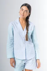 Pijama de algodón a rayas verticales celestes y blancas, compuesto por una camisa de manga larga con botones y un short con elástico en la cintura.