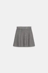 Falda mini gris de lana, con cintura elástica y bajo en evasé.