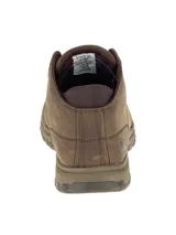 Bota de caña media Caterpillar, confeccionada en cuero nubuck color marrón. Presenta cierre de cordones, logo de la marca grabado en el lateral y en la lengüeta, y suela de goma dentada para mayor tracción.