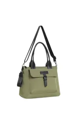 Bolso tipo tote y bandolera de la marca Trendy, color beige con detalles y asas en negro. Cuenta con un bolsillo frontal con solapa y hebilla decorativa, doble asa de mano y correa larga ajustable y extraíble.