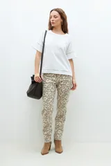 Remera blanca de algodón con mangas cortas y detalle de vainillas en los bordes.