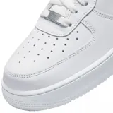 Championes Nike Air Force 1 07, color negro, con diseño clásico de caña baja, confeccionados en cuero sintético con perforaciones en la puntera para mayor ventilación y suela de goma resistente.