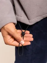 Canguro polar gris con medio cierre en el cuello, cuello alto y logo bordado de un pájaro en el pecho.