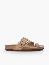 Sandalia de dedo camel con plantilla anatómica, tira ancha de cuero grabado con motivo paisley y hebilla ajustable con detalle metálico estilo cowboy.