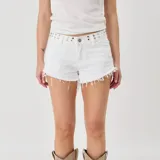 Short de denim blanco con dobladillo desmechado, bolsillos traseros con apliques de lentejuelas plateadas y cintura decorada con tachas metálicas.