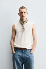 Musculosa blanca de algodón con cuello redondo y sisas amplias.