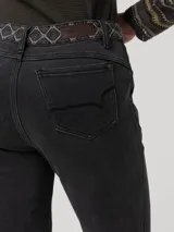 Jeans de tiro alto y pierna recta color negro, confeccionados en denim de mezcla de algodón y poliéster reciclado. Cuenta con un bordado decorativo en la pretina y bolsillos laterales.