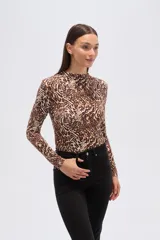 Remera de manga larga con cuello alto y estampado animal print en tonos marrones.