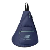 Mochila bandolera grande New Balance Athletics Large Sling, color azul marino, con logo estampado en verde agua. Cuenta con correa de hombro ajustable, compartimento principal con acceso trasero con cremallera y bolsillo frontal con cierre.