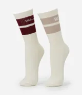Pack de dos pares de medias deportivas de caña larga, color crema, con franjas de color en la parte superior. Un par tiene franjas color bordó con la palabra "Wilson" escrita, y el otro par tiene franjas color beige con el logo "W" de Wilson.