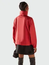 Chaqueta roja con capucha y cierre frontal con cremallera. Cuenta con bolsillos laterales con cremallera, un bolsillo con solapa en la manga izquierda y puños elásticos.