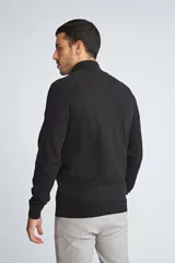 Campera tejida de algodón con cierre frontal completo, cuello alto y mangas largas. Presenta un diseño básico con logo bordado en el pecho.