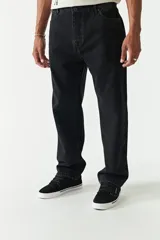 Jean de corte baggy con tiro medio, diseño amplio en piernas y cadera, con cierre y botón frontal.