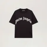 Camiseta negra de corte regular con estampado frontal del logo "Palm Angels" en tipografía gótica blanca, arqueada sobre el pecho.