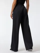 Pantalón deportivo ancho negro de modal, con cintura elástica con cordón de ajuste y bolsillos laterales.