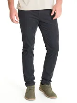 Pantalón de corte moderno confeccionado en tejido de cotelé (pana) con tecnología Natural Flex para mayor movilidad. Presenta cierre de botón y cremallera, con diseño de cinco bolsillos.