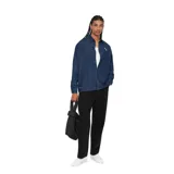 Camisa de denim azul oscuro con cuello clásico, cierre de botones frontales y logo bordado en el pecho.