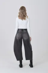 Pantalon de jean estilo barrel con efecto lavado, de tiro medio, con bolsillos laterales y traseros, y costuras decorativas en las rodillas.