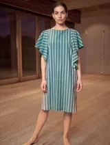 Vestido midi con estampado a rayas verticales en tonos verde oliva, gris y blanco. Tiene cuello redondo y mangas cortas amplias tipo volado.