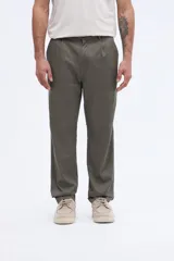 Pantalón verde militar confeccionado en mezcla de algodón y lyocell, de corte recto, diseño fluido y limpio con pinzas en la cintura.